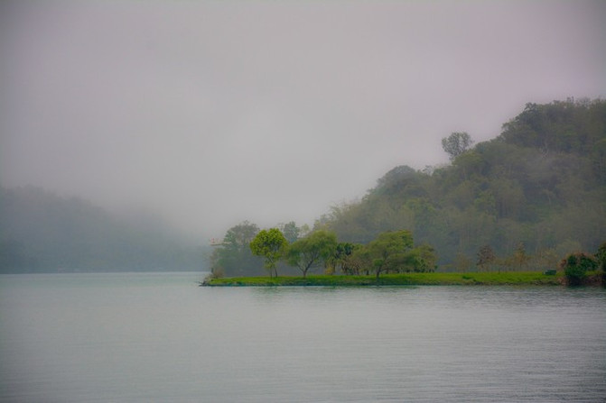 为照片关联地点 来时恰好雨天,湖面雾非常大,湖面整个隐藏在雾中,朦