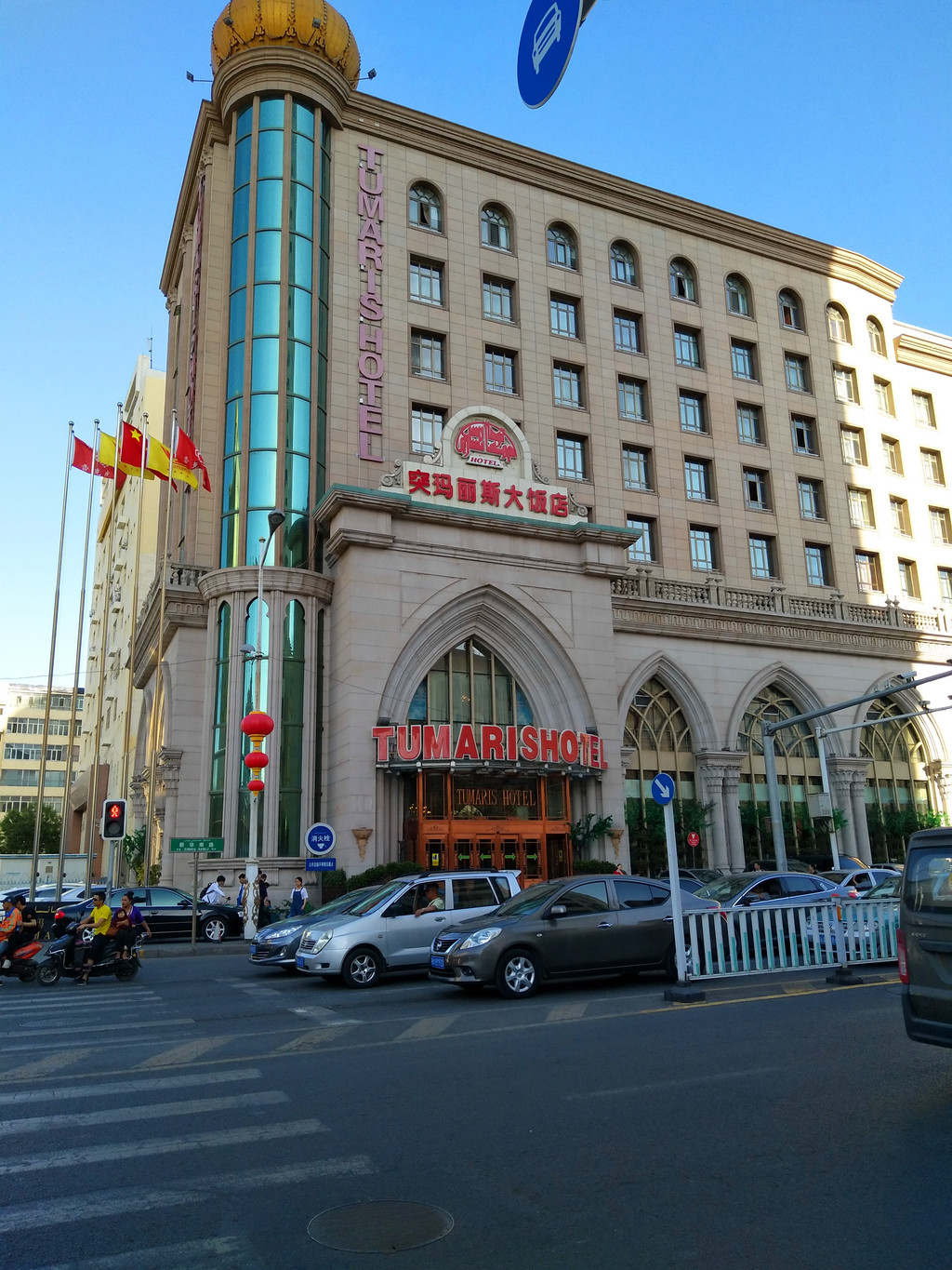 突玛丽斯大饭店是四星级酒店标准,很有民族特色,酒店的服务员全是