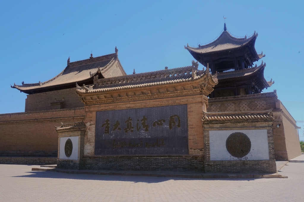 由于整个清真寺的外观都是中式古典建筑,与我们一般所见的清真寺大相