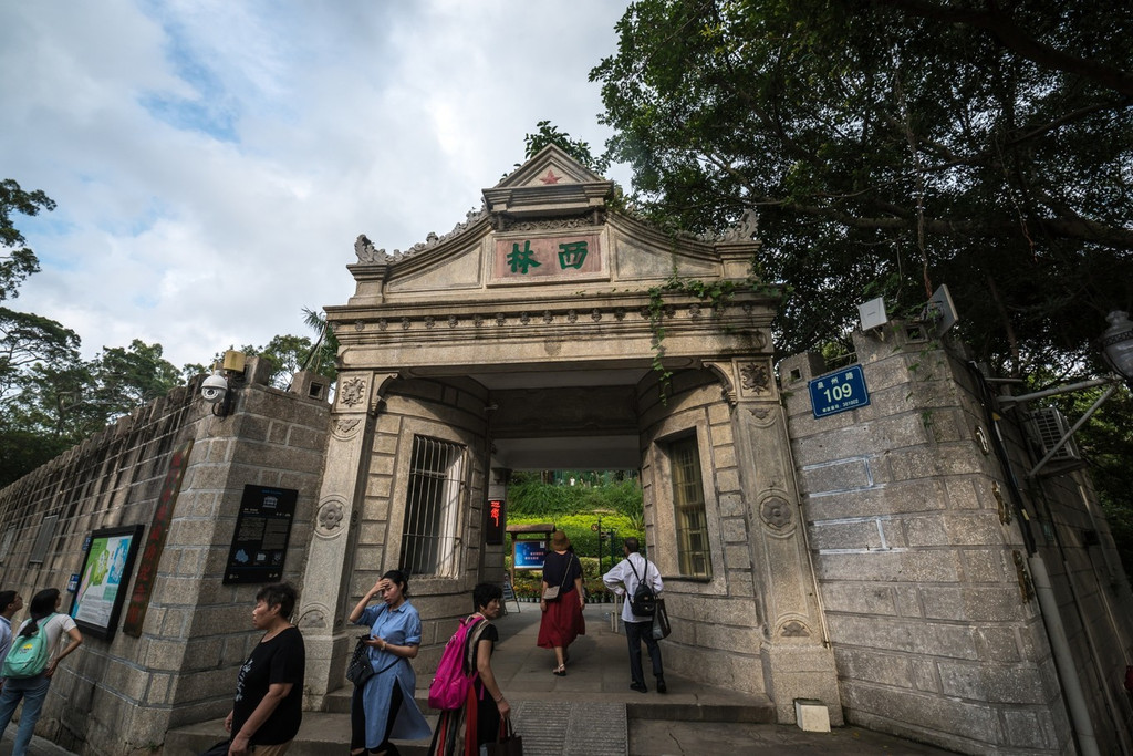 一座靠近龙头路,一座靠近菽庄花园,20点之后将关闭菽庄花园侧的西大门