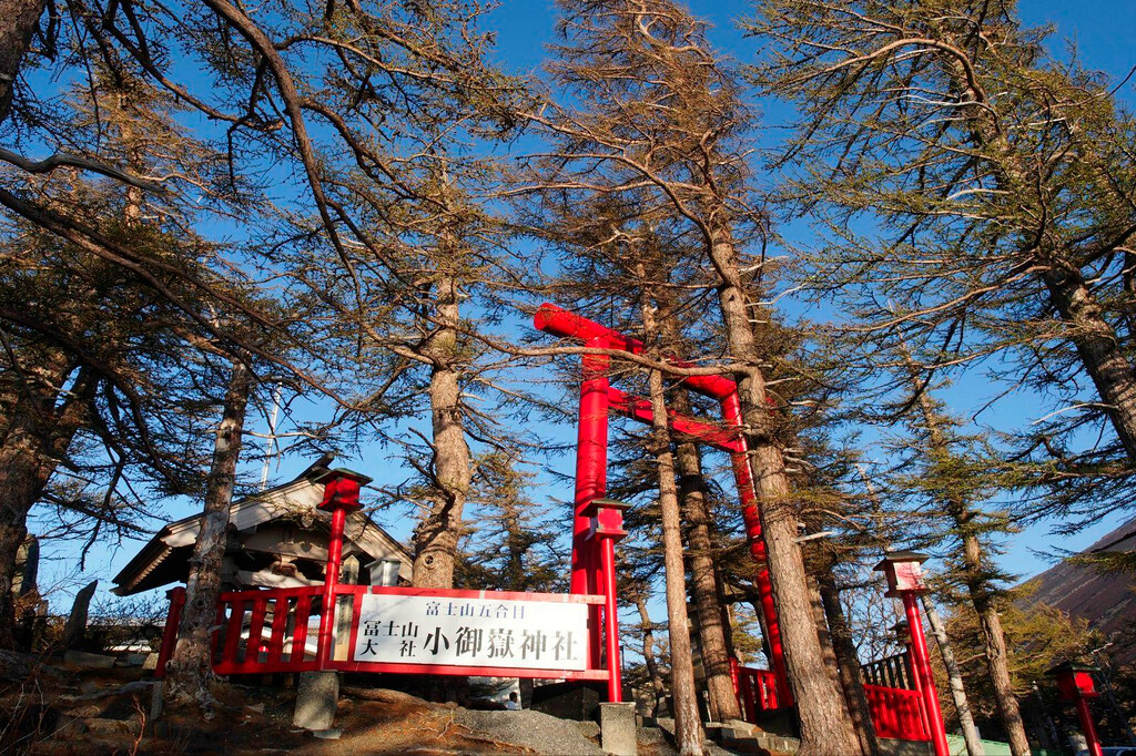 富士山是日本的神山,因为形状像女神的裙摆,而且山上经常有一条云带