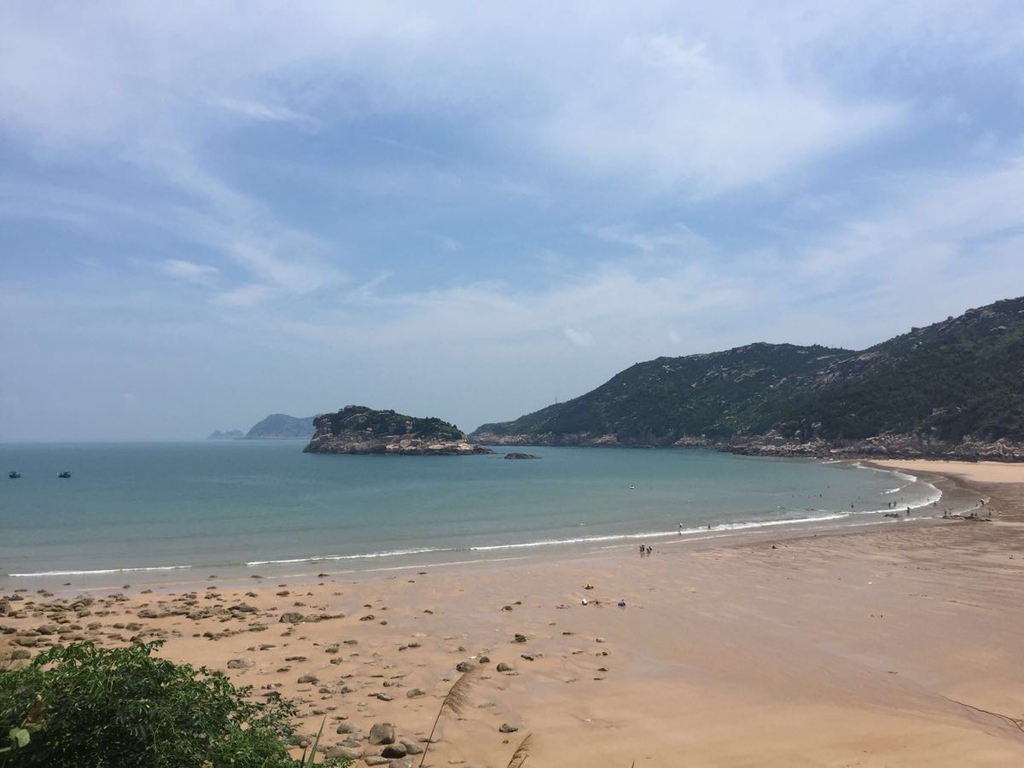 出行ing: 太阳当头照花儿对我笑,坐着高铁况且况且况且地到了瑞安,滴滴叫车住进宾馆,晚上走在瑞安街上,一丝丝凉风从江上来,走进强能鱼圆店,点了我深深沉迷的温州鱼丸和墨鱼米粉,什么疲惫都褪去了。饭后,我们沿江散步,欣赏着江景。第二天一早起来收拾好行囊打车(起步价8元)到码头(车费9元)。凭身份证取票补差价(此处有个小插曲就不播报了,总之订票一定要看清上岛日期),我们坐的10:00的船,此船为容纳一百人的快艇,开起来很是平稳,鉴于早前攻略看到很多游记说会晕船,我也买了晕车贴贴起来,不过不知道是兴奋还是别的原