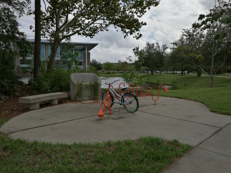 很有创意的自行车停车位