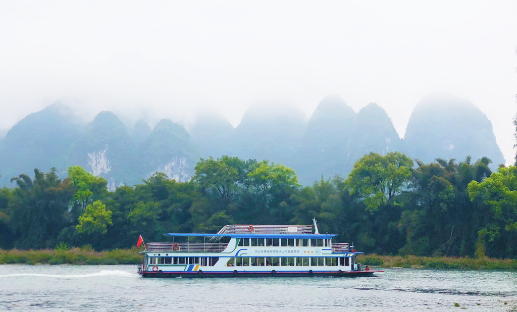 酒店附近都是景点,有 漓江 竹筏,兴坪古镇,20元人民币背景图等等.