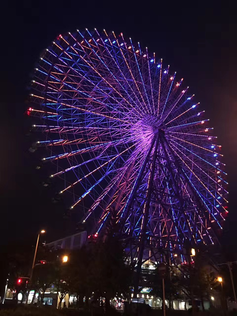 夜晚的摩天轮,大放异彩.