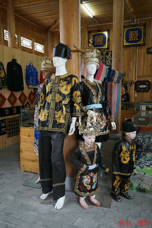 侗族服装展示,基调都是以黑色为主.