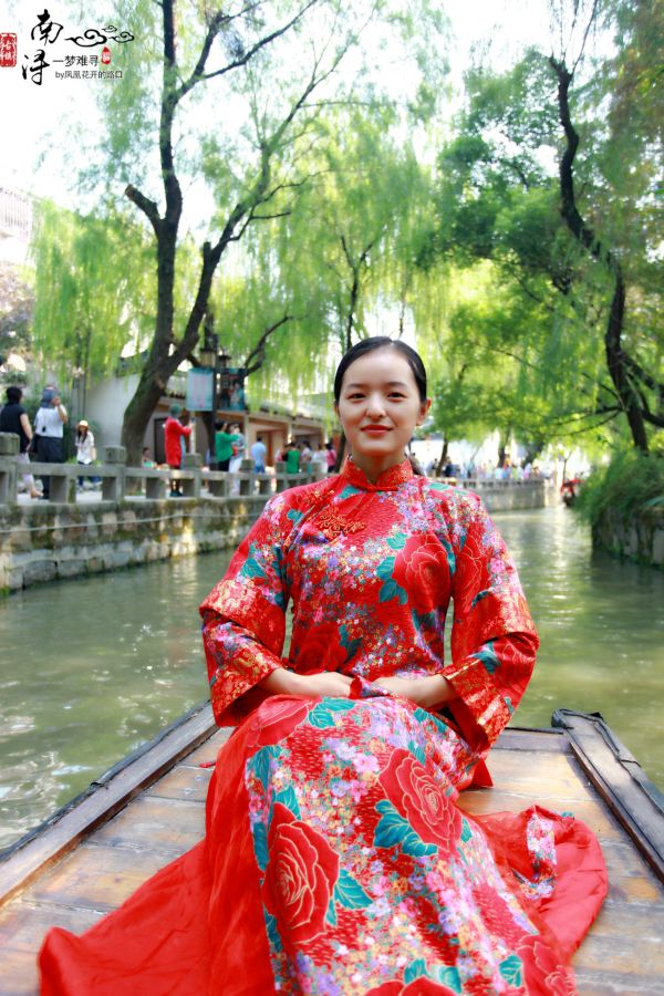换上喜庆的婚典的传统服饰,踏上装饰喜庆的红顶乌篷船,体验江南水乡