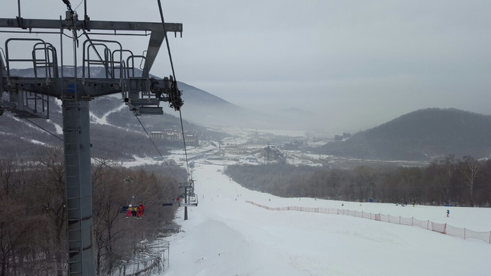 顺索道而下,品味不同高度和角度的滑雪场