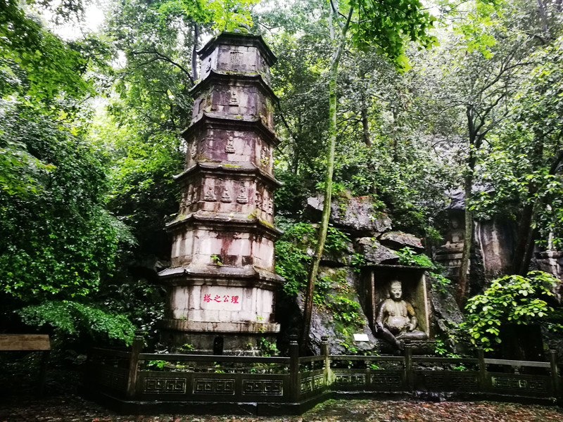 杭州灵隐寺飞来峰,因活佛济公而闻名,来了才知道它美得如此神圣