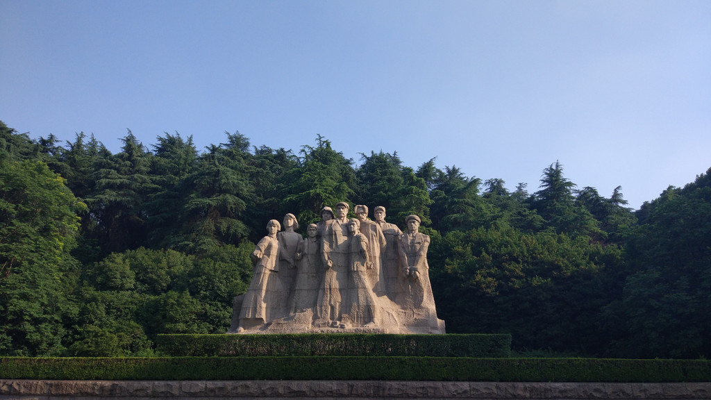 参观结束,前往雨花台 雨花台烈士陵园 雨花台烈士陵园,是南京著名的