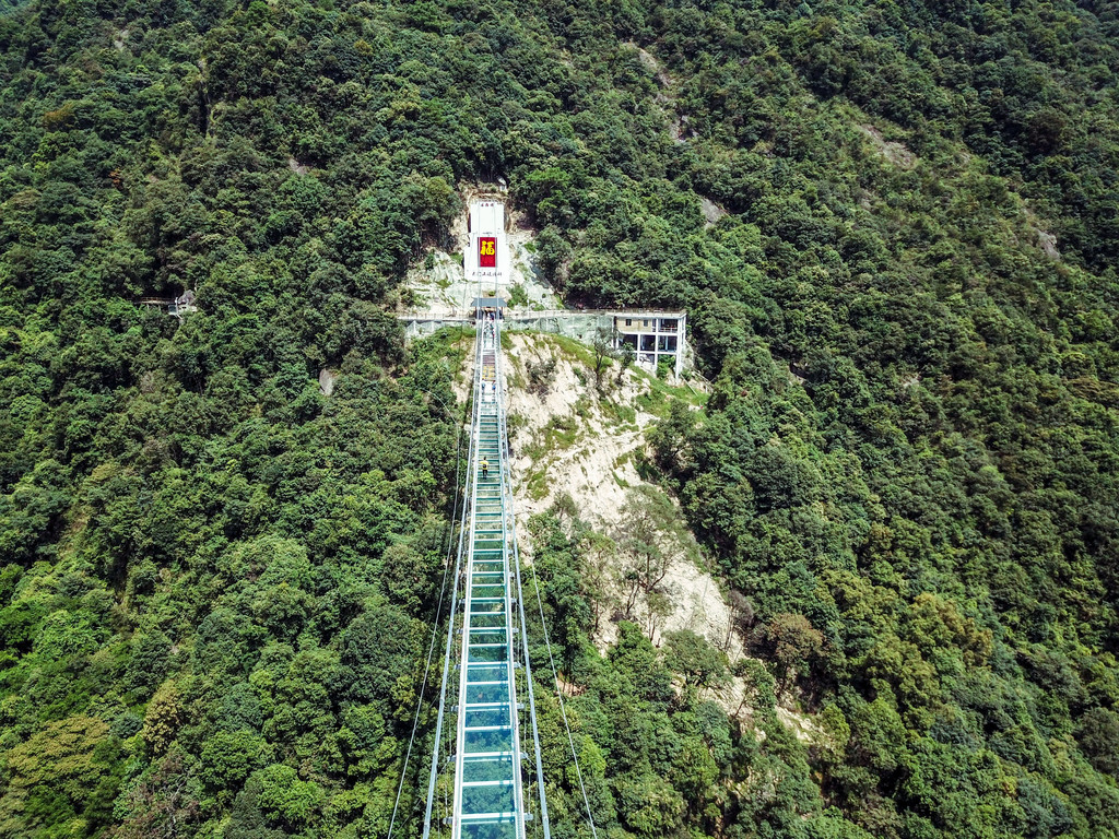 漫步佛教云门山,解锁彩虹玻璃桥