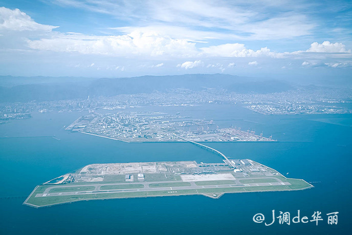从空中俯瞰的大阪关西国际机场犹如一块小巧精致的电路板一样,嵌在