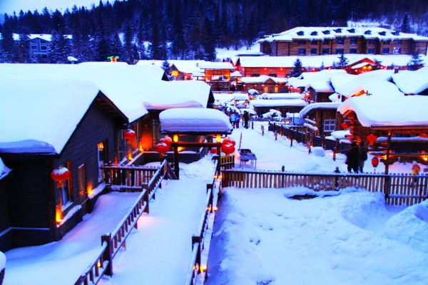 里面的后山上有一个制高观景点,可以俯瞰雪乡全景.