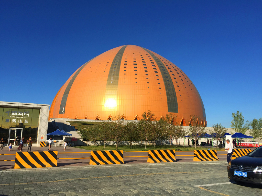 新疆大剧院,往往被本地人叫做皮牙子大剧院.