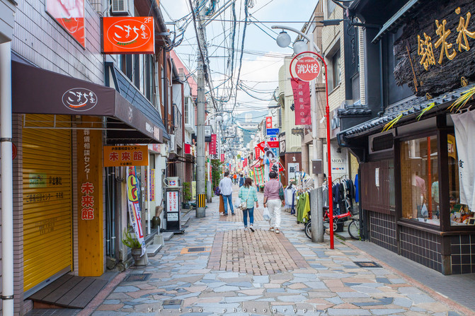 长崎市 跟着指示牌的引导,穿过一个小巷子到了小河边,眼镜桥就出现在