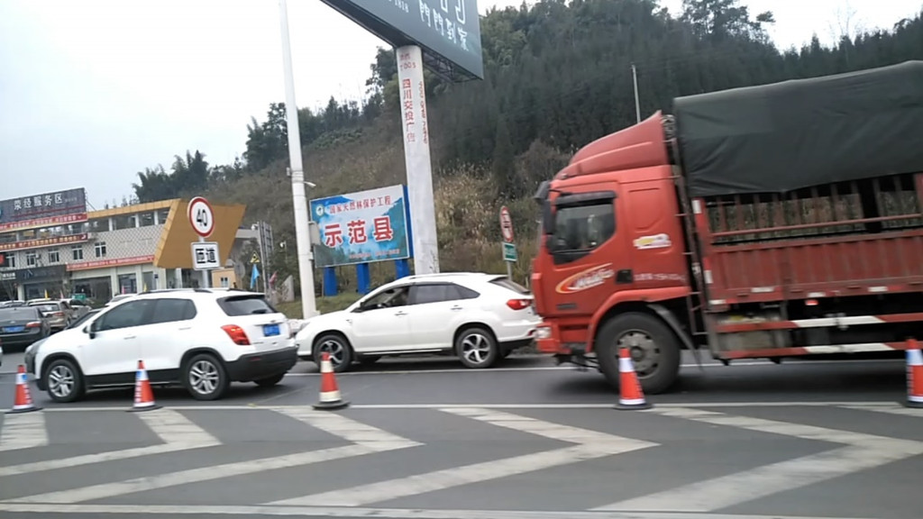 妻本来只打算开几十公里就换人,结果一路上高速公路服务区都超负荷