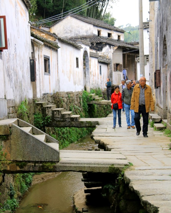 灵山村,原名灵阳村,位于呈坎东南,因其在灵金山之南而得名。东汉名臣汉黟候方储之三十三世孙杰兴公(字世隆)于后唐长兴庚寅年间(公元930年)为避五季之乱而迁于灵山,见灵山山环水绕、瑞气腾腾,遂与三子定居于此,是为灵山方姓之始祖。从杰兴公来此居住,方姓遂成为灵山村第一大姓,灵山村现有村民90%为方姓。整个村子依山傍水而建,以其灵秀之气和人们眼中的佛祖禅佛圣地而为世人尊崇。