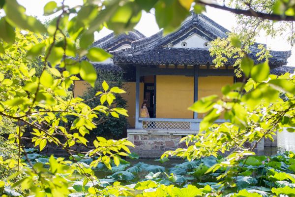 长春桥向前,有古建筑半露水面,题额"绛雪轩,与涵万轩对景.