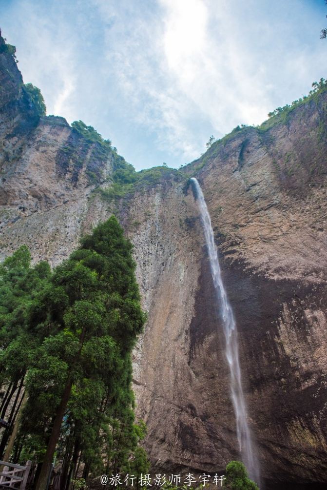 大龙湫是雁荡山风景区内最著名的景点,为"雁荡三绝"之一,落差达197米.