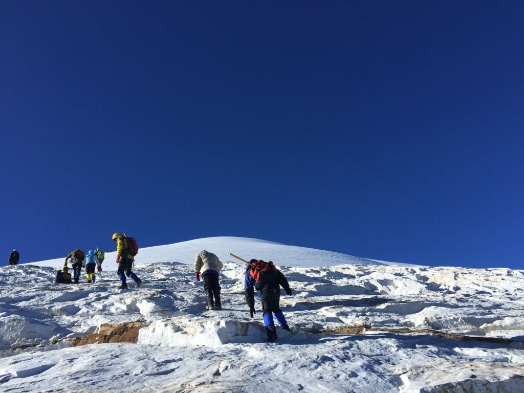 翻雪山高清