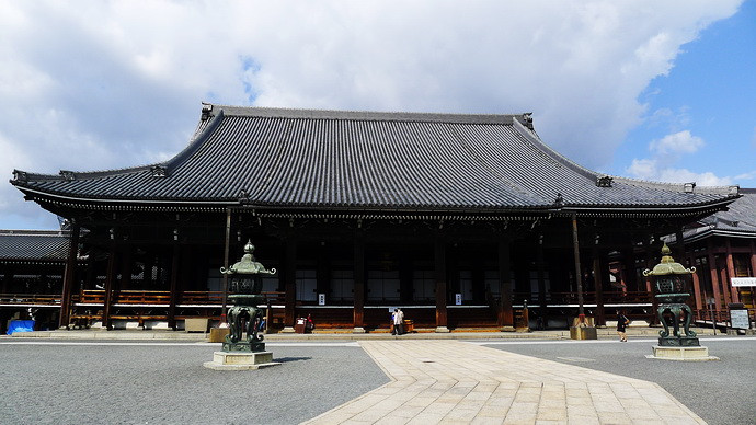 西本愿寺的建筑反映了绚烂豪华的桃山时代的艺术风格,整体气势磅礴.