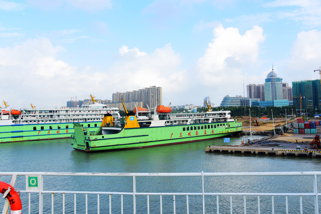 琼州海峡坐轮渡 广东海安港到海口18海里俩小时