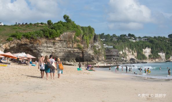 <pre dir="ltr" data-placeholder="翻译" data-fulltext=""><span lang="zh-CN">梦幻海滩是一个绝美的海滩，是巴厘岛最热门的景点之一，清澈湛蓝的海水、细腻的沙粒、五彩的珊瑚构成了独有的美景，</span><span lang="zh-CN">是个理想的度假圣地。</span><span lang="zh-CN">这里风急浪高，海浪的爬坡力很强，是冲浪爱好者的天堂。在这里你可以远离忙碌的生活，慢下来享受美好的假期。</span><span lang="zh-CN"> 现在，随着丘陵开发这一领域的迅速发展，蓝梦岛已经可以提供很好的住宿条件，住在蓝梦岛，在酒店的观景平台或者无边泳池尽情享受海景美食。</span></pre>
<p><strong>游玩方式</strong></p>
<p>租一辆自行车或摩托车前往梦幻海滩比较方便，若想步行的话，可以从蓝梦岛的主海滩&mdash;&mdash;<a href="http://you.ctrip.com/sight/bali438/136837.html">Jungutbatu海滩</a>的南端沿着海岸线走1公里左右到达<a href="http://you.ctrip.com/sight/bali438/139231.html">蘑菇海湾</a>，然后再顺着南面的小路走到梦幻海滩。因为岛上的路标很少，你可能需要向当地人问路。</p>
<p><strong>无边泳池&amp;白沙滩</strong></p>
<p>在到达梦幻海滩前会经过海滩对面的Dream Beach Huts酒店，许多仰慕梦幻海滩的游客会下榻于此，在酒店的无边泳池观看大海十分享受。穿过酒店的用餐区，顺着台阶便可以下到梦幻海滩了。这条150米左右长的新月形白沙滩，澎湃的海浪拍打着海岸，景色相当壮美。</p>