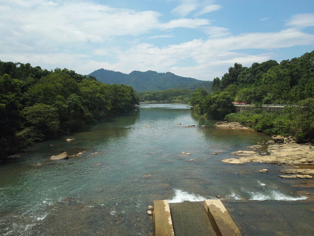 但是沿途风景也很漂亮,这条县道基本上就是沿着漓江修的