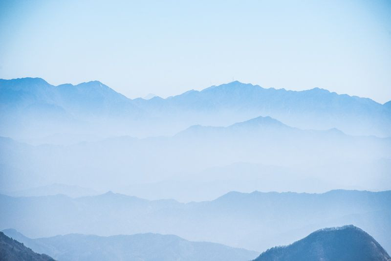 亦不断,山以云为衣,云以山为体,可谓"千岩万壑生紫烟,山在虚无缥缈间"