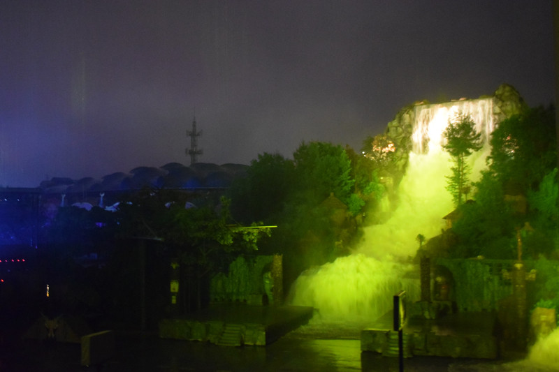 梦幻谷景区《暴雨山洪》表演