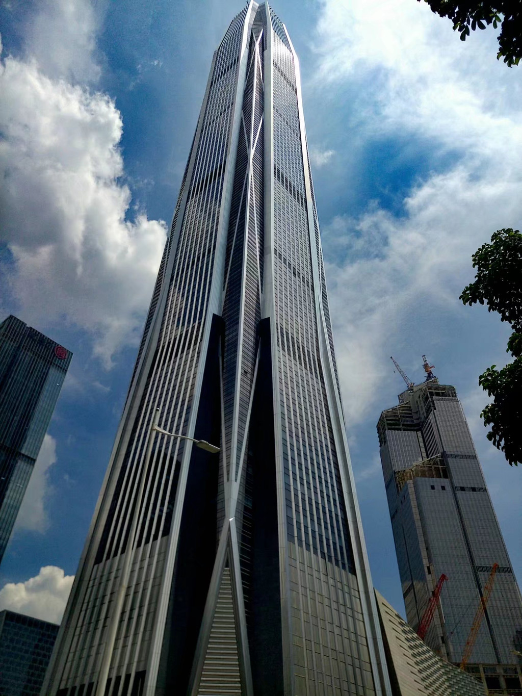 附近的平安大厦是深圳建筑物当中最高的楼房