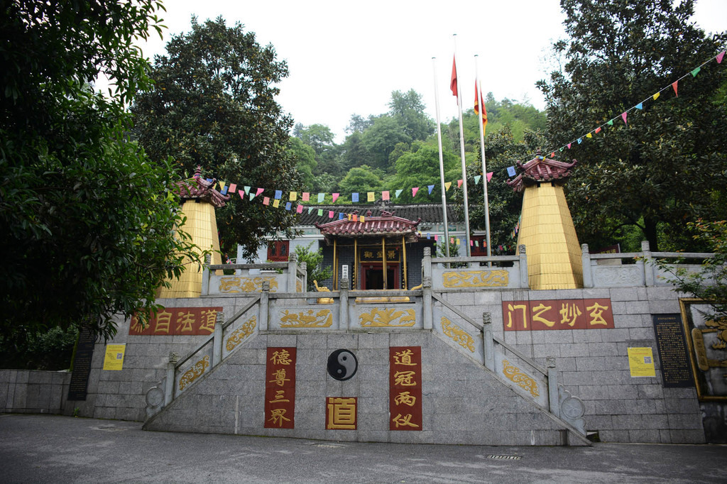 苏仙观立于苏仙岭绝顶,这是一座宋代建筑形式的庙宇,雕梁画栋,绿瓦朱