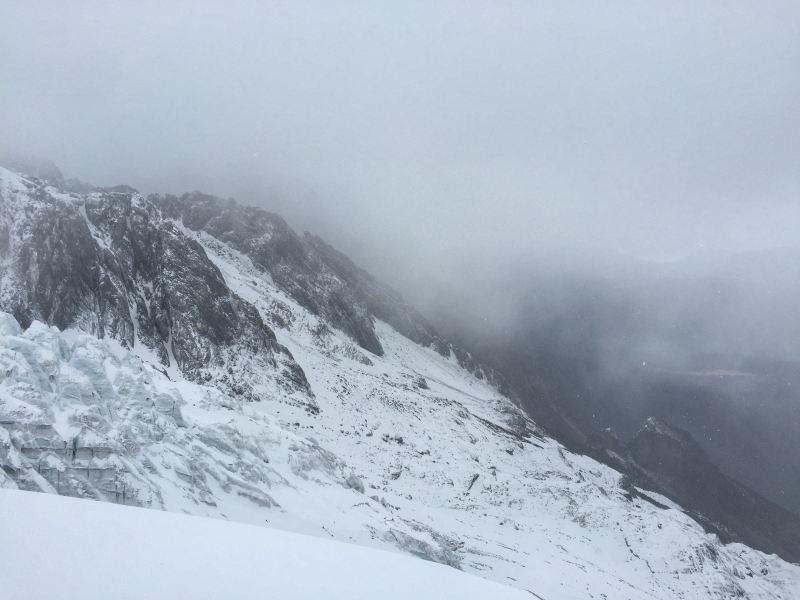 导游说我们遇上了玉龙雪山这一年来最大的雪,今天可以说是暴雪了,这
