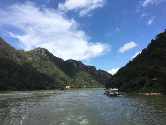 飞霞山两个景点 开船游北江   开船咯,清远的北江有小三峡之称,山青