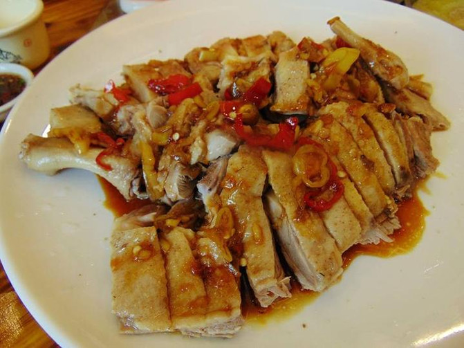 这个柠檬鸭的味道很清晰哦,跟以往吃的大火焖炒,白切加很多配料的都