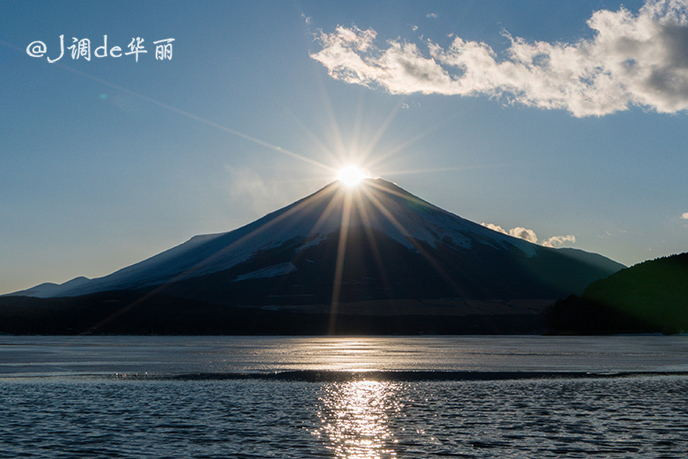 这才是真正的钻石富士,西下的太阳仿佛镶嵌在富士山顶上,大放钻石般