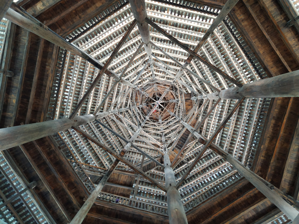 三江鼓楼全由衫木衔接,未用一颗钢钉,完全是榫卯结构,独特的建筑风格