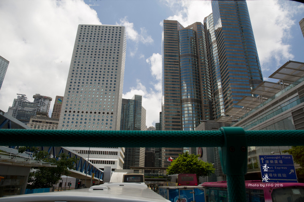 香港的街头,车如流水,高楼林立,尽显著现代化的节奏.