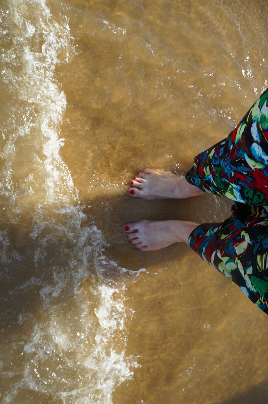 赤脚踩在沙滩上的感觉真好