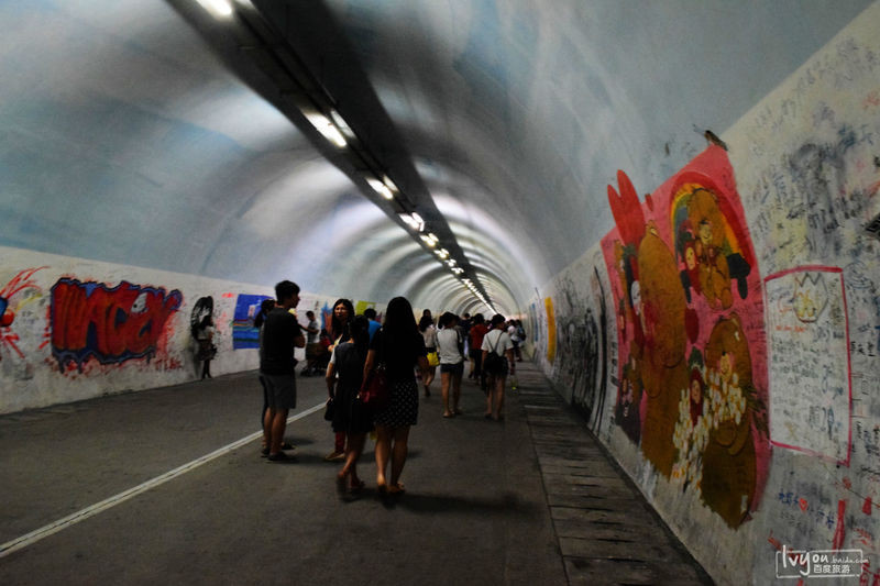 隧道里人流不停,两边的涂鸦密密麻麻,真的还蛮有意思的.