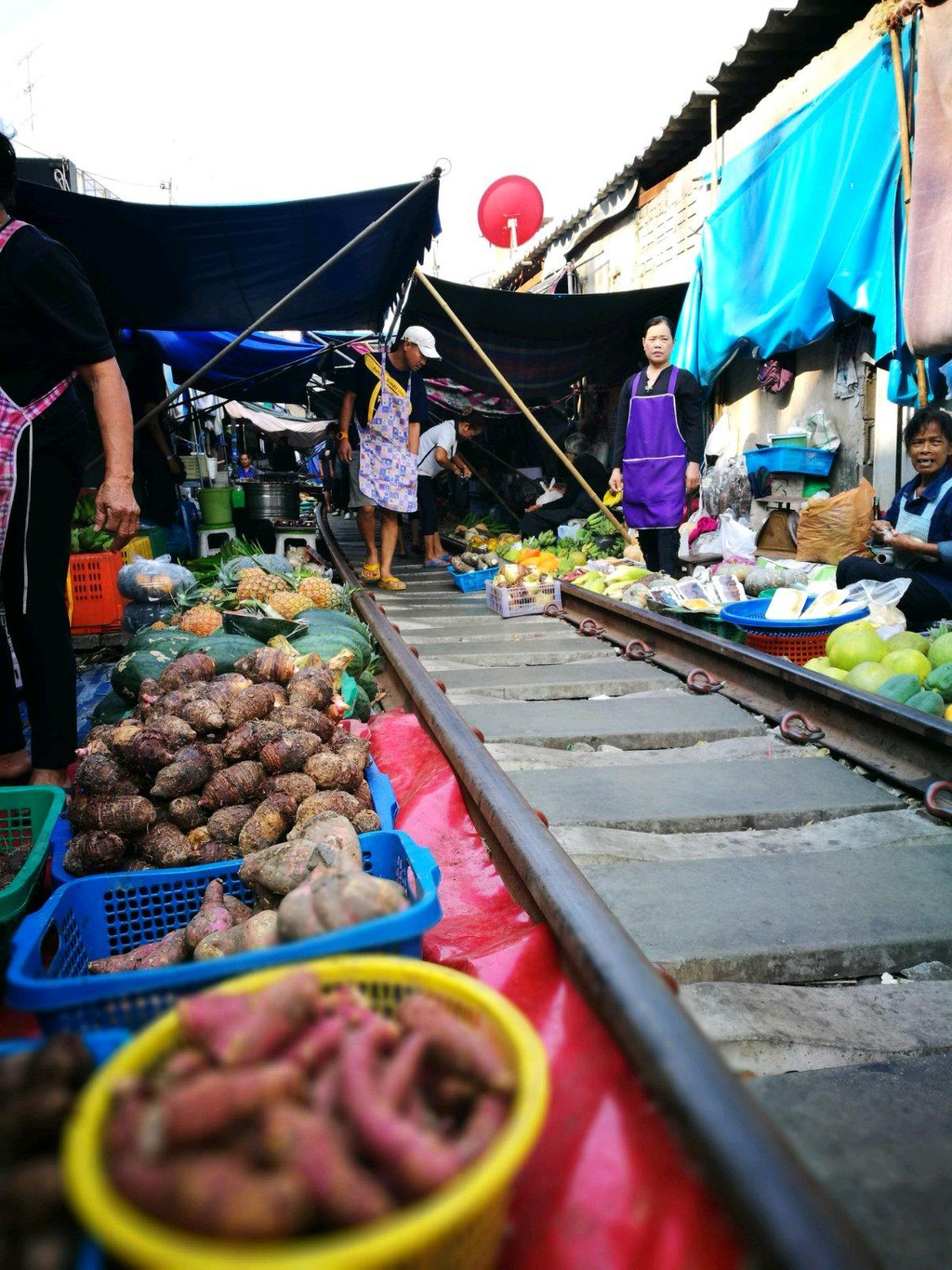 美功菜市场(maeklongmarket)本来是泰国美功小镇的一个毫不起眼的菜