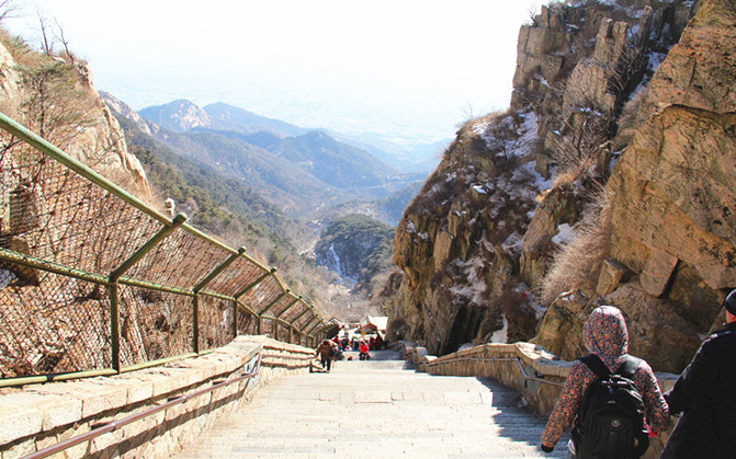 泰山十八盘是泰山登山盘路中最险要的一段,共有石阶1827级,是泰山的