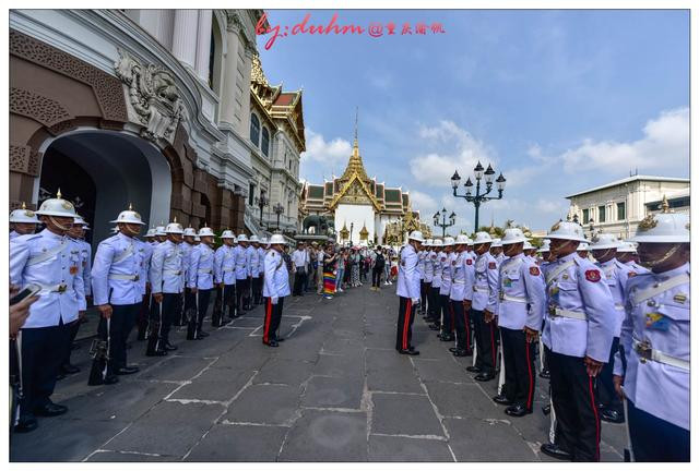 直击泰国大皇宫的护卫换班仪式,如同三军仪仗队