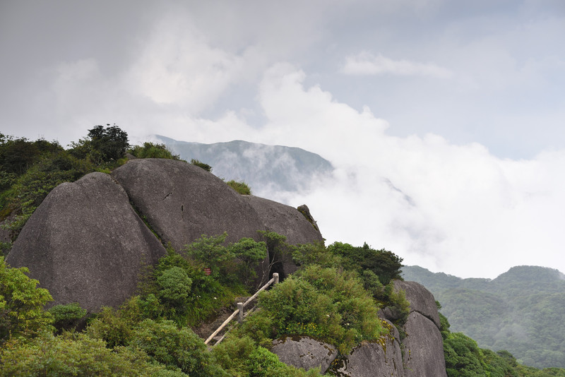 猫儿山在桂林北面,属桂林兴安县,与中越边境完全不搭边.