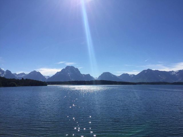 一束阳光打在湖面