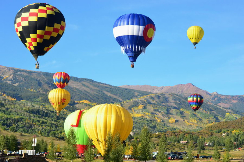 在阿斯本山乘坐热气球最好的时间是日出后几个小时,此时的风速最为