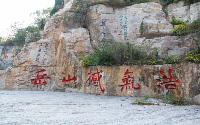 说书老人,点一段水浒故事,20元 景区导览 摩崖石刻《水泊梁山