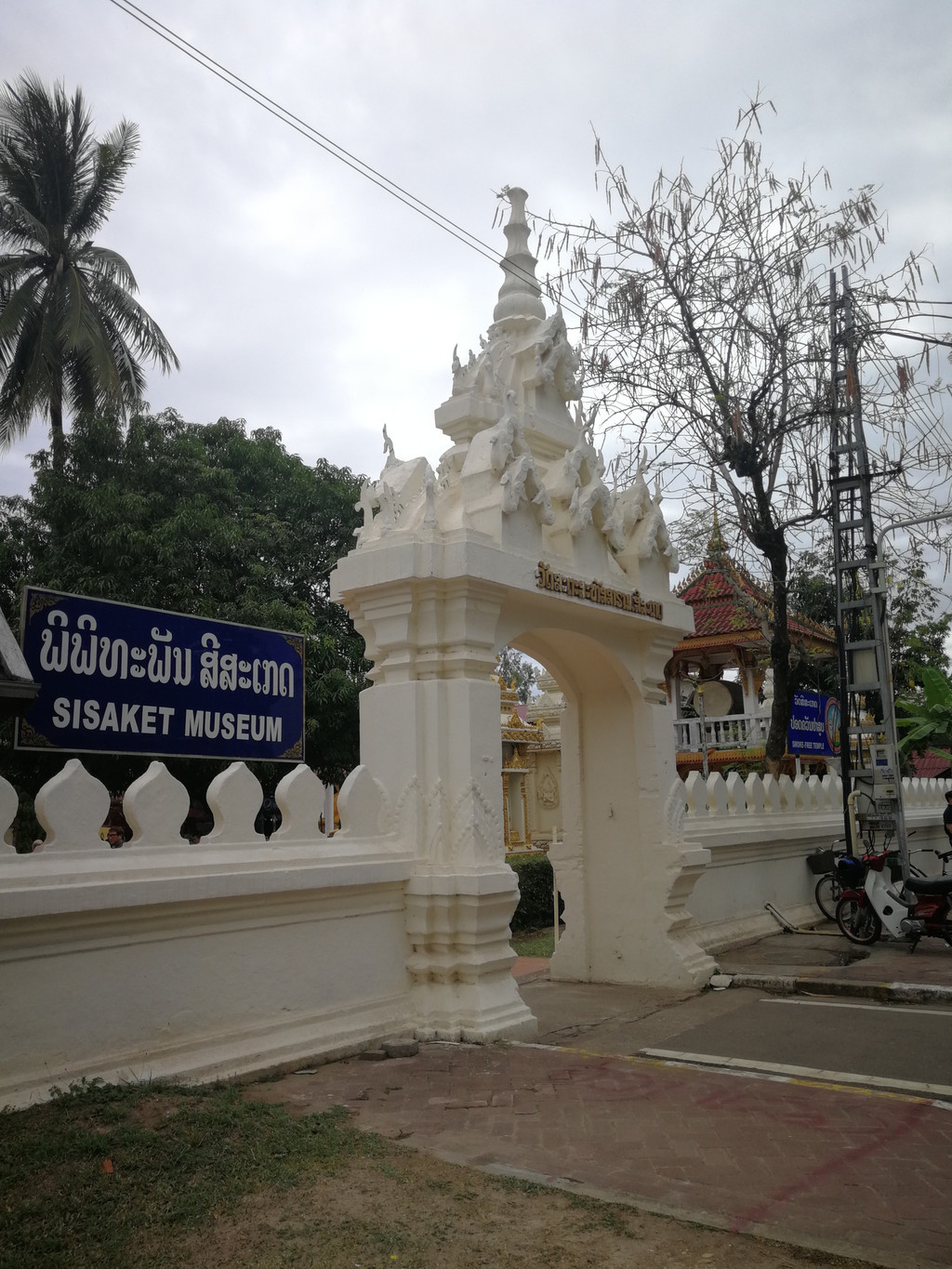 隐在绿茵中的是玉佛寺,玉佛寺wat haw pha kaew是澜沧王国的赛