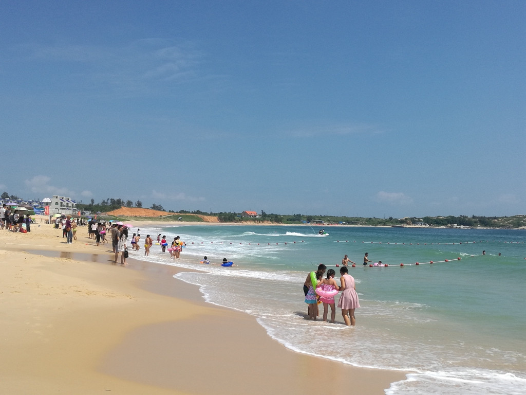 红海湾东岸海滩全景1,沙子细腻,海水清澈,不过我们来的这天风浪比较大