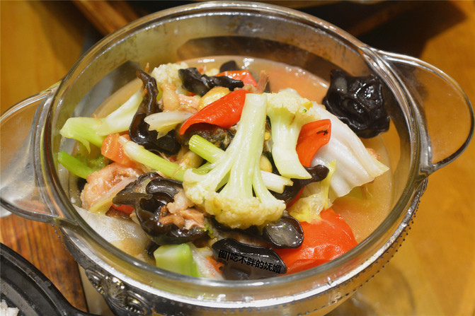 杂菜煲,用玻璃盆盛装.